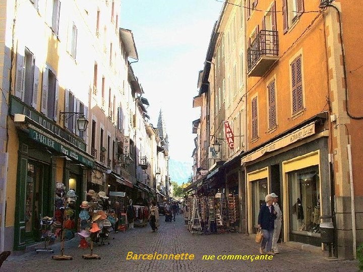 Barcelonnette rue commerçante 