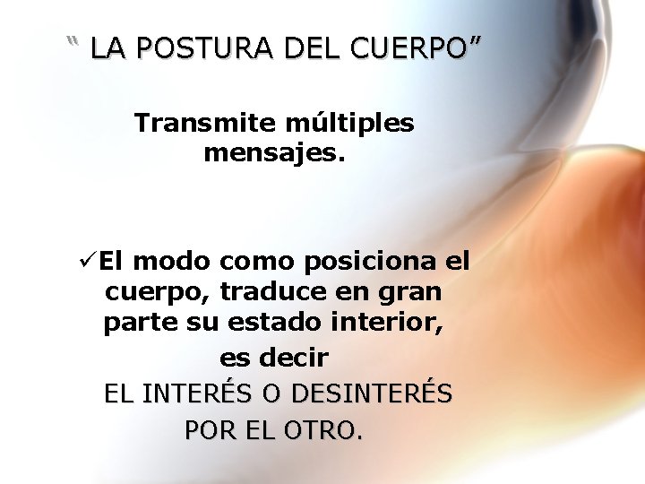 “ LA POSTURA DEL CUERPO” Transmite múltiples mensajes. üEl modo como posiciona el cuerpo,