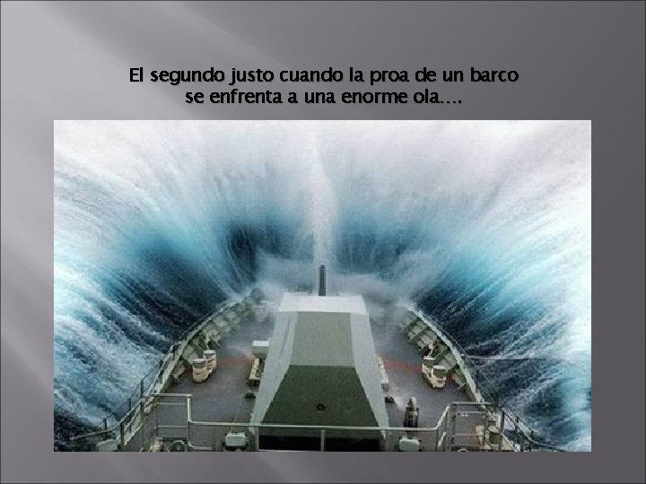 El segundo justo cuando la proa de un barco se enfrenta a una enorme