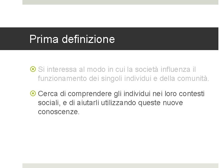 Prima definizione Si interessa al modo in cui la società influenza il funzionamento dei