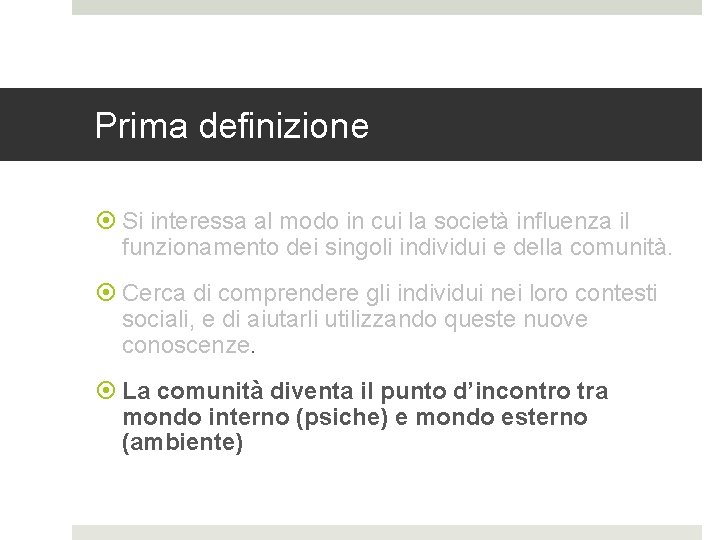 Prima definizione Si interessa al modo in cui la società influenza il funzionamento dei