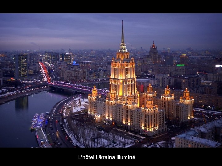 L'hôtel Ukraina illuminé 