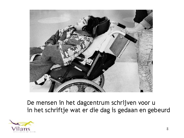 De mensen in het dagcentrum schrijven voor u in het schriftje wat er die