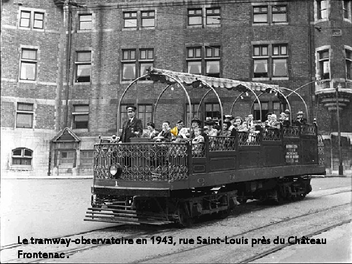 Le tramway-observatoire en 1943, rue Saint-Louis près du Château Frontenac. 