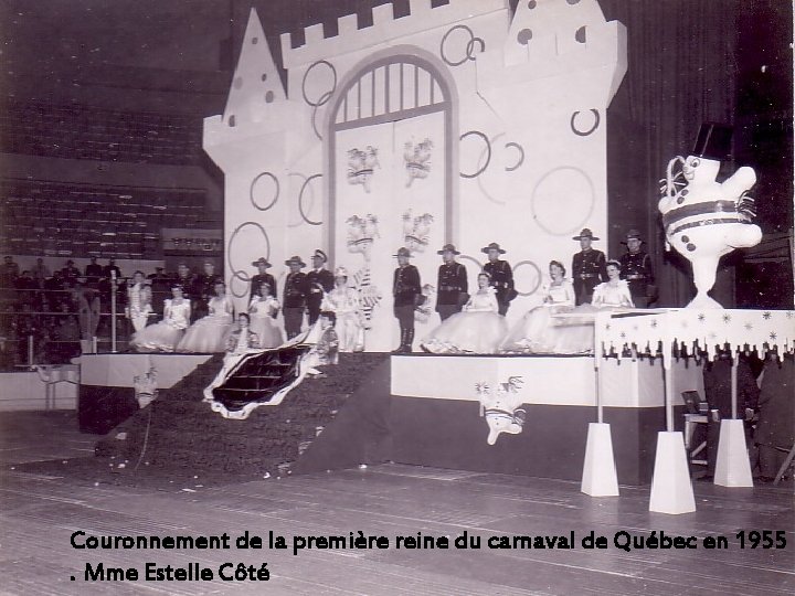 Couronnement de la première reine du carnaval de Québec en 1955. Mme Estelle Côté