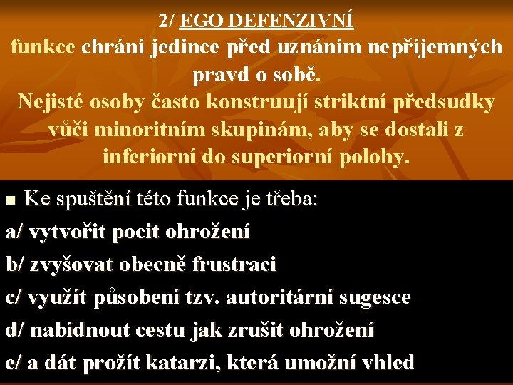 2/ EGO DEFENZIVNÍ funkce chrání jedince před uznáním nepříjemných pravd o sobě. Nejisté osoby