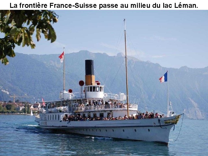La frontière France-Suisse passe au milieu du lac Léman. 