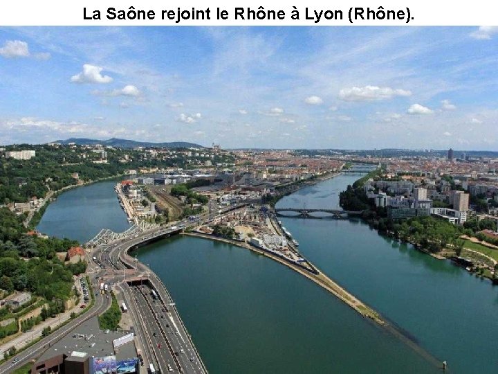 La Saône rejoint le Rhône à Lyon (Rhône). 