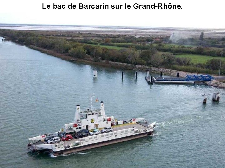 Le bac de Barcarin sur le Grand-Rhône. 