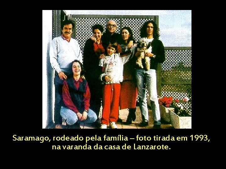 Saramago, rodeado pela família – foto tirada em 1993, na varanda da casa de