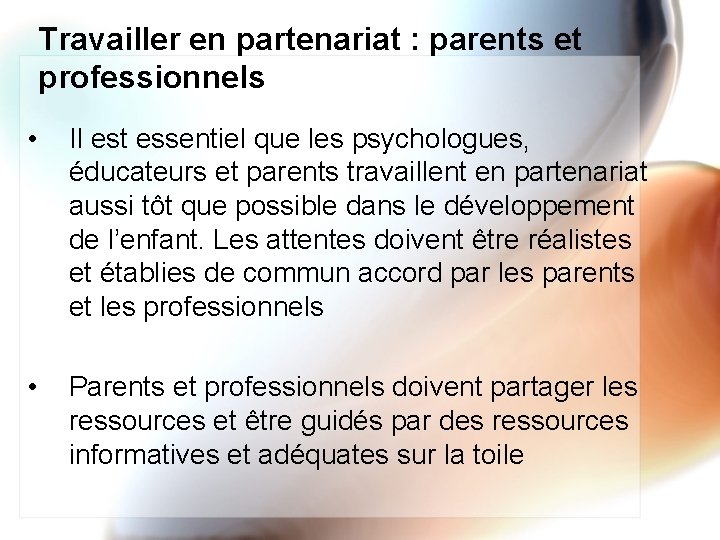 Travailler en partenariat : parents et professionnels • Il est essentiel que les psychologues,