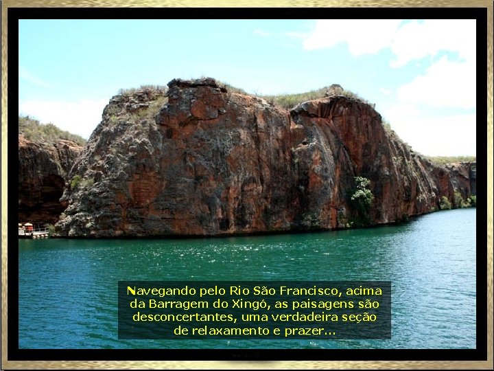 Navegando pelo Rio São Francisco, acima da Barragem do Xingó, as paisagens são desconcertantes,