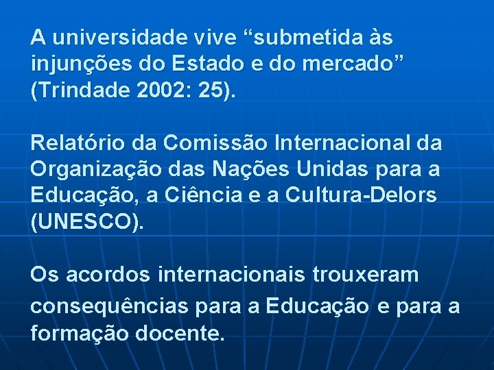 A universidade vive “submetida às injunções do Estado e do mercado” (Trindade 2002: 25).