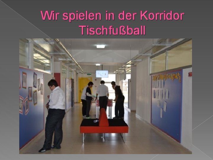 Wir spielen in der Korridor Tischfußball 