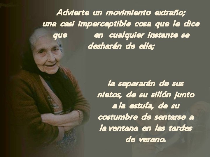 Advierte un movimiento extraño; una casi imperceptible cosa que le dice que en cualquier