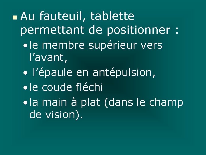 n Au fauteuil, tablette permettant de positionner : • le membre supérieur vers l’avant, n Au fauteuil, tablette permettant de positionner : • le membre supérieur vers l’avant,