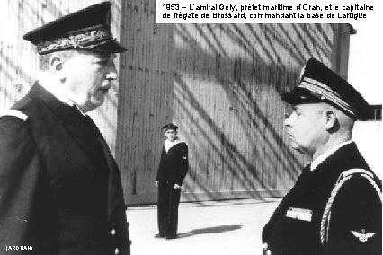 1953 – L’amiral Gély, préfet maritime d’Oran, et le capitaine de frégate de Brossard,