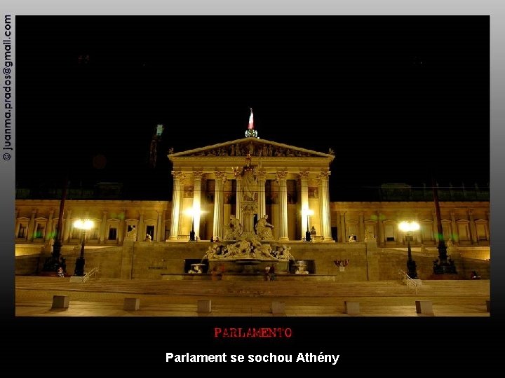 Parlament se sochou Athény 