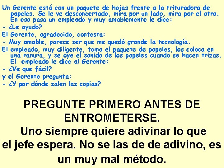 Un Gerente está con un paquete de hojas frente a la trituradora de papeles.