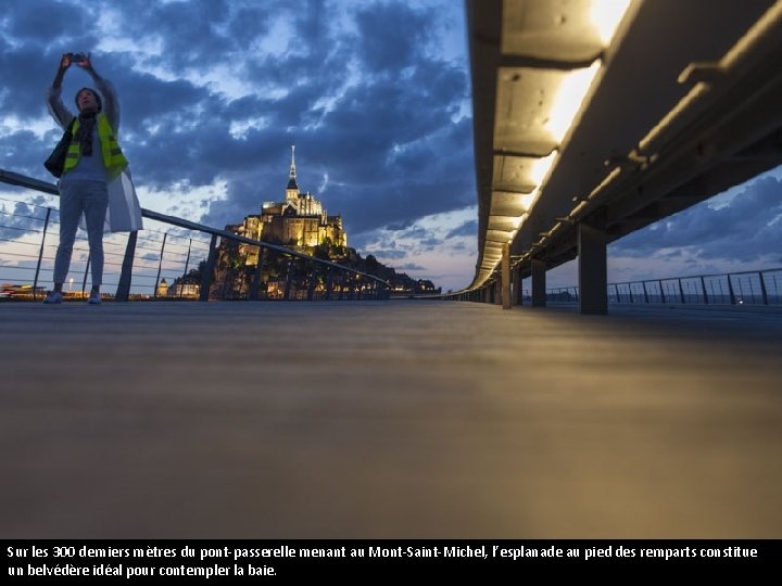 Sur les 300 derniers mètres du pont-passerelle menant au Mont-Saint-Michel, l’esplanade au pied des