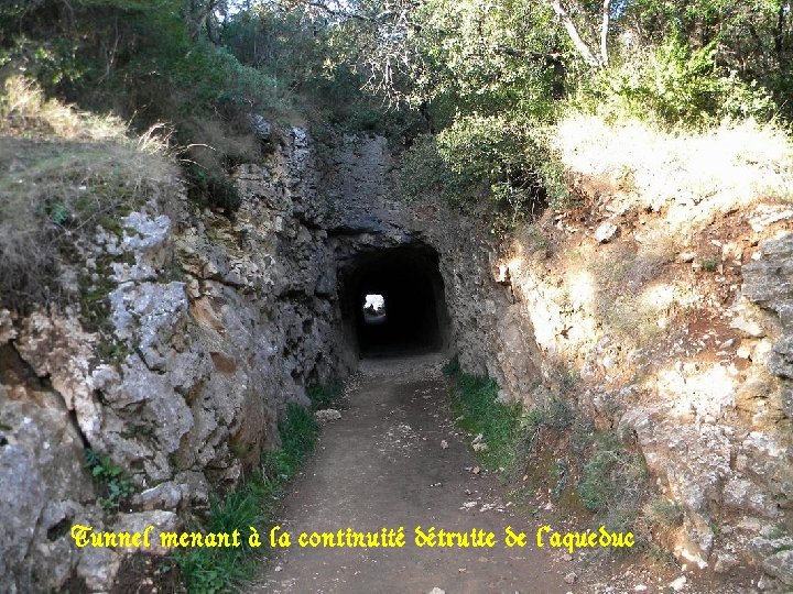 Tunnel menant à la continuité détruite de l’aqueduc 