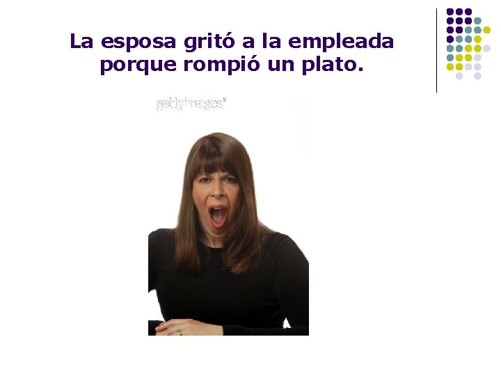 La esposa gritó a la empleada porque rompió un plato. 