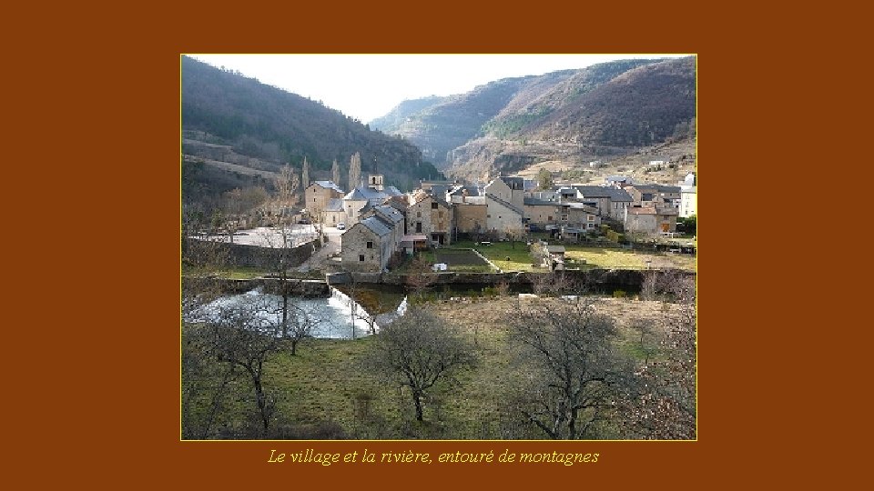 Le village et la rivière, entouré de montagnes 