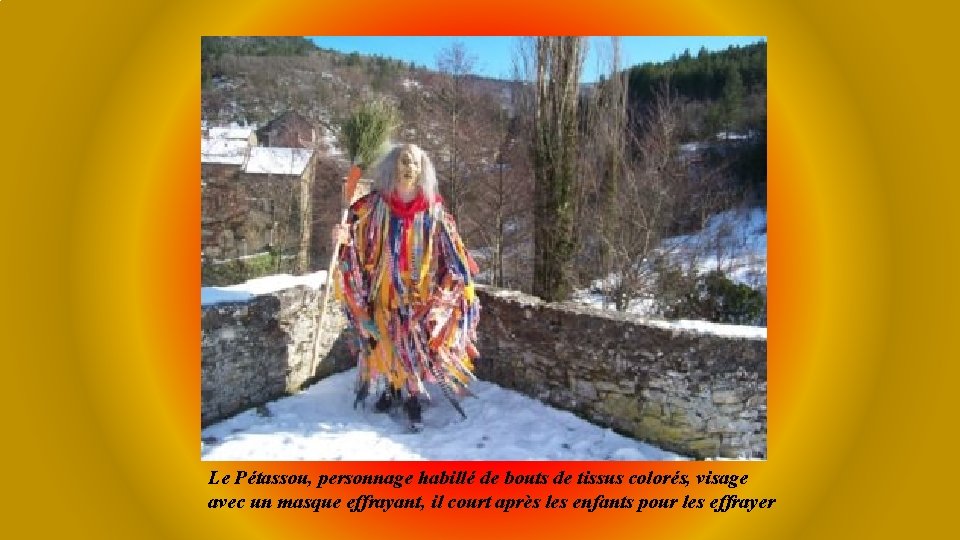 Le Pétassou, personnage habillé de bouts de tissus colorés, visage avec un masque effrayant,