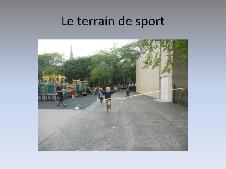 Le terrain de sport 