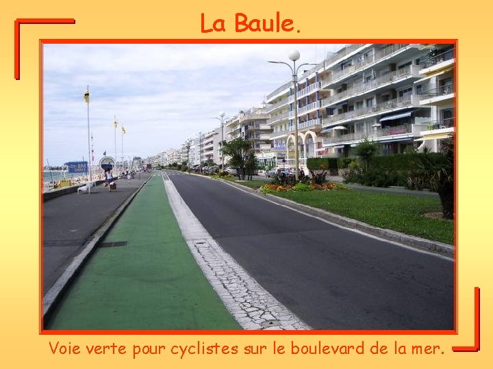 La Baule. Voie verte pour cyclistes sur le boulevard de la mer. 