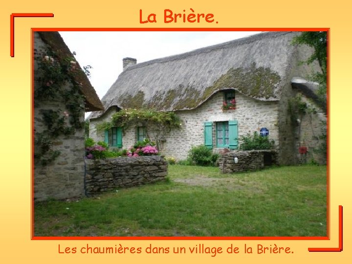 La Brière. Les chaumières dans un village de la Brière. 