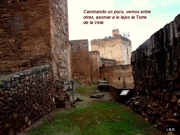 Caminando un poco, vemos entre otras, asomar a lo lejos la Torre de la