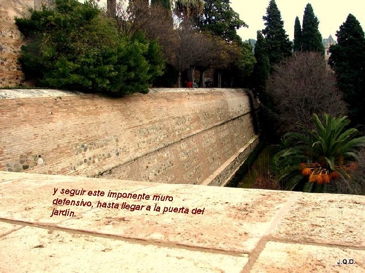 y seguir este imp onente muro defensivo, hasta llegar a la puerta del jardín.