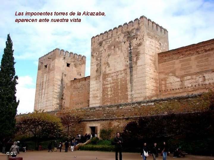 Las imponentes torres de la Alcazaba, aparecen ante nuestra vista 