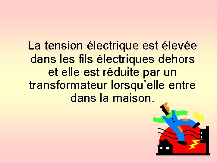 La tension électrique est élevée dans les fils électriques dehors et elle est réduite