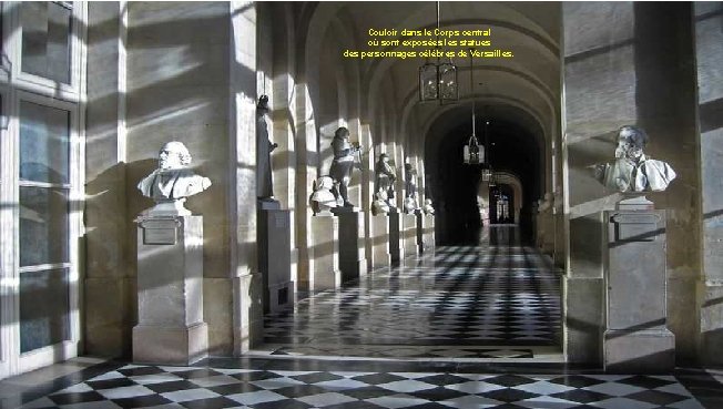 Couloir dans le Corps central où sont exposées les statues des personnages célèbres de