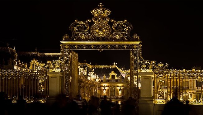 La nouvelle grille dorée qui sépare la Cour d’Honneur et la Cour Royale. 