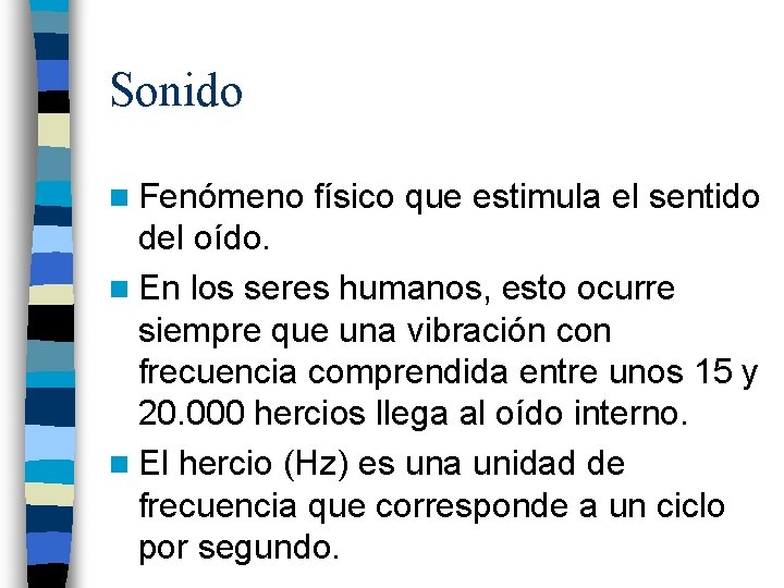 Sonido n Fenómeno físico que estimula el sentido del oído. n En los seres