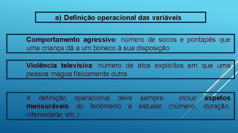 a) Definição operacional das variáveis Comportamento agressivo: número de socos e pontapés que uma