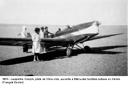 1934 - Jacqueline Crespin, pilote de l’Aéro-club, accueille à Biskra des touristes suisses en