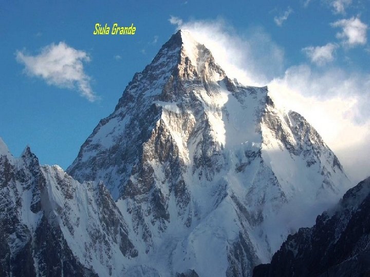 Entre las montañas se destacan el Yerupajá (6635 m), la segunda montaña más alta