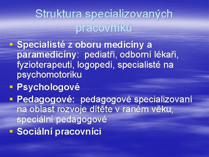 Struktura specializovaných pracovníků § Specialisté z oboru medicíny a paramedicíny: pediatři, odborní lékaři, fyzioterapeuti,