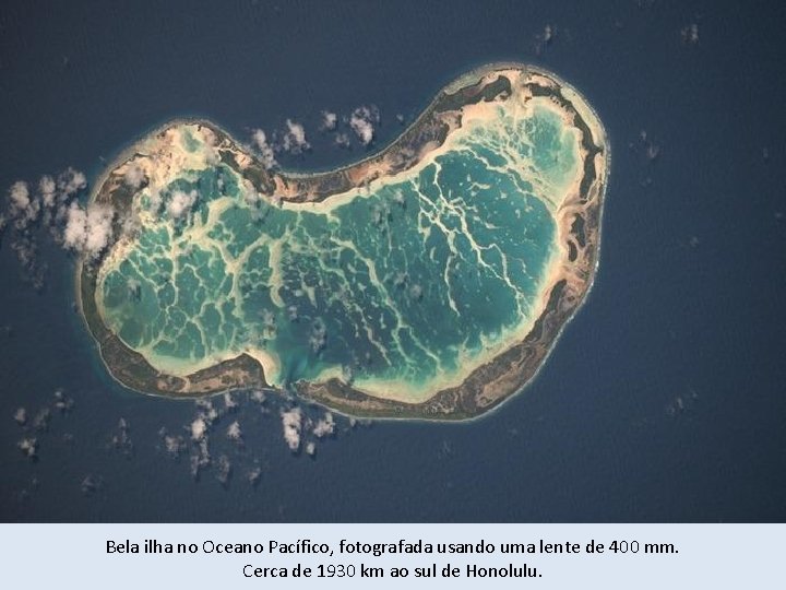 Bela ilha no Oceano Pacífico, fotografada usando uma lente de 400 mm. Cerca de