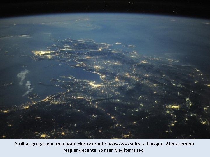 As ilhas gregas em uma noite clara durante nosso voo sobre a Europa. Atenas