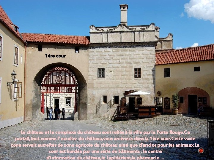 1ère cour Le château et le complexe du château sont reliés à la ville