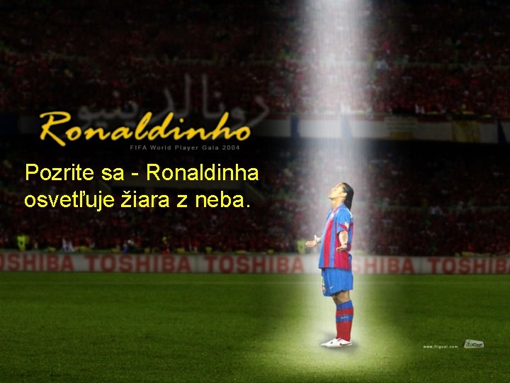 Pozrite sa - Ronaldinha osvetľuje žiara z neba. 