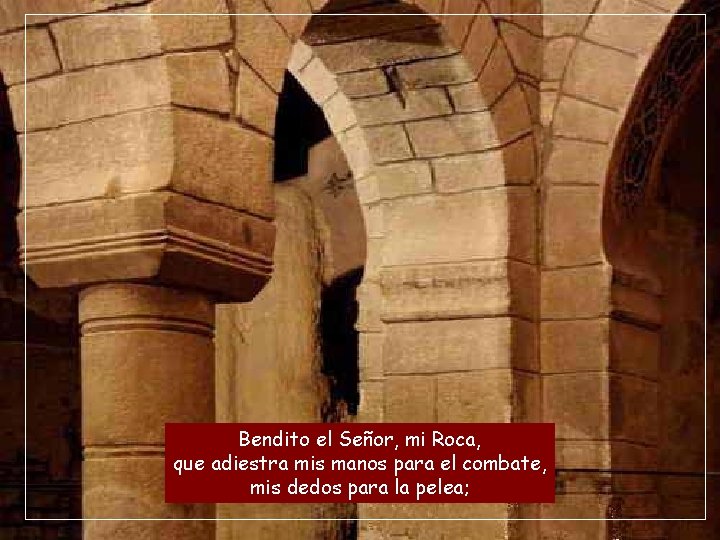 Bendito el Señor, mi Roca, que adiestra mis manos para el combate, mis dedos