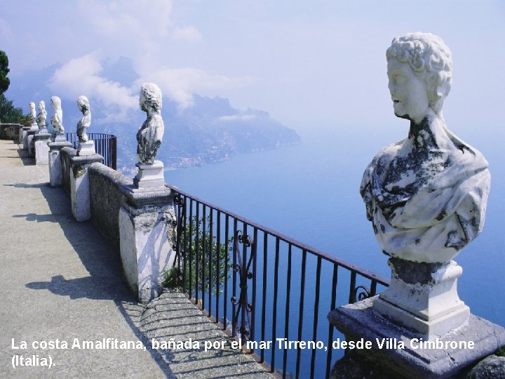 La costa Amalfitana, bañada por el mar Tirreno, desde Villa Cimbrone (Italia). 