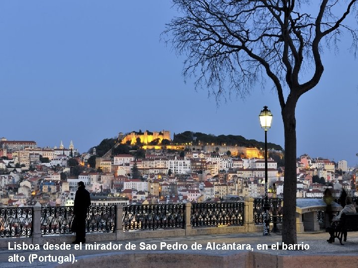 Lisboa desde el mirador de Sao Pedro de Alcântara, en el barrio alto (Portugal).