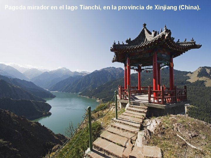 Pagoda mirador en el lago Tianchi, en la provincia de Xinjiang (China). 